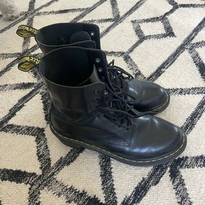 Dr martens like new size 9.5